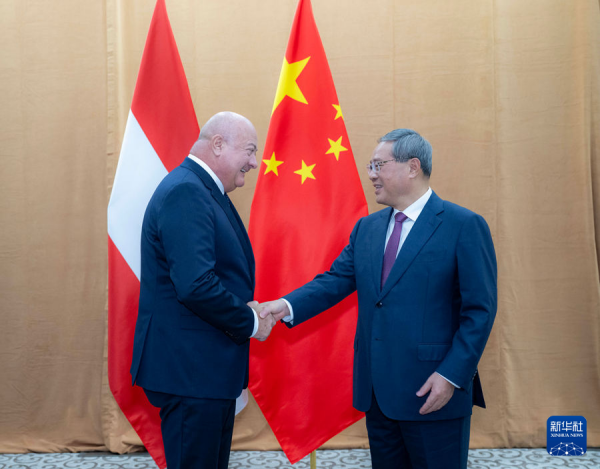 李强会见奥地利总理施托克尔.jpg